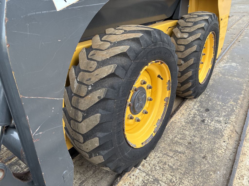 L215-NDM440790